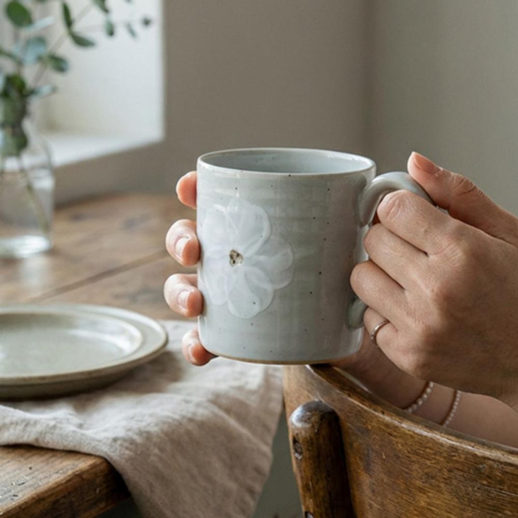 이천도자기 화이트 꽃문양 머그컵 380ml 잔 선물용 음료수 커피 홈카페