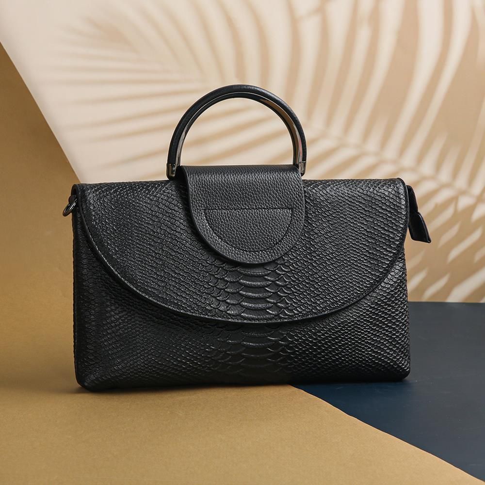 격식있는 여자 정장 클래식 가죽클러치백