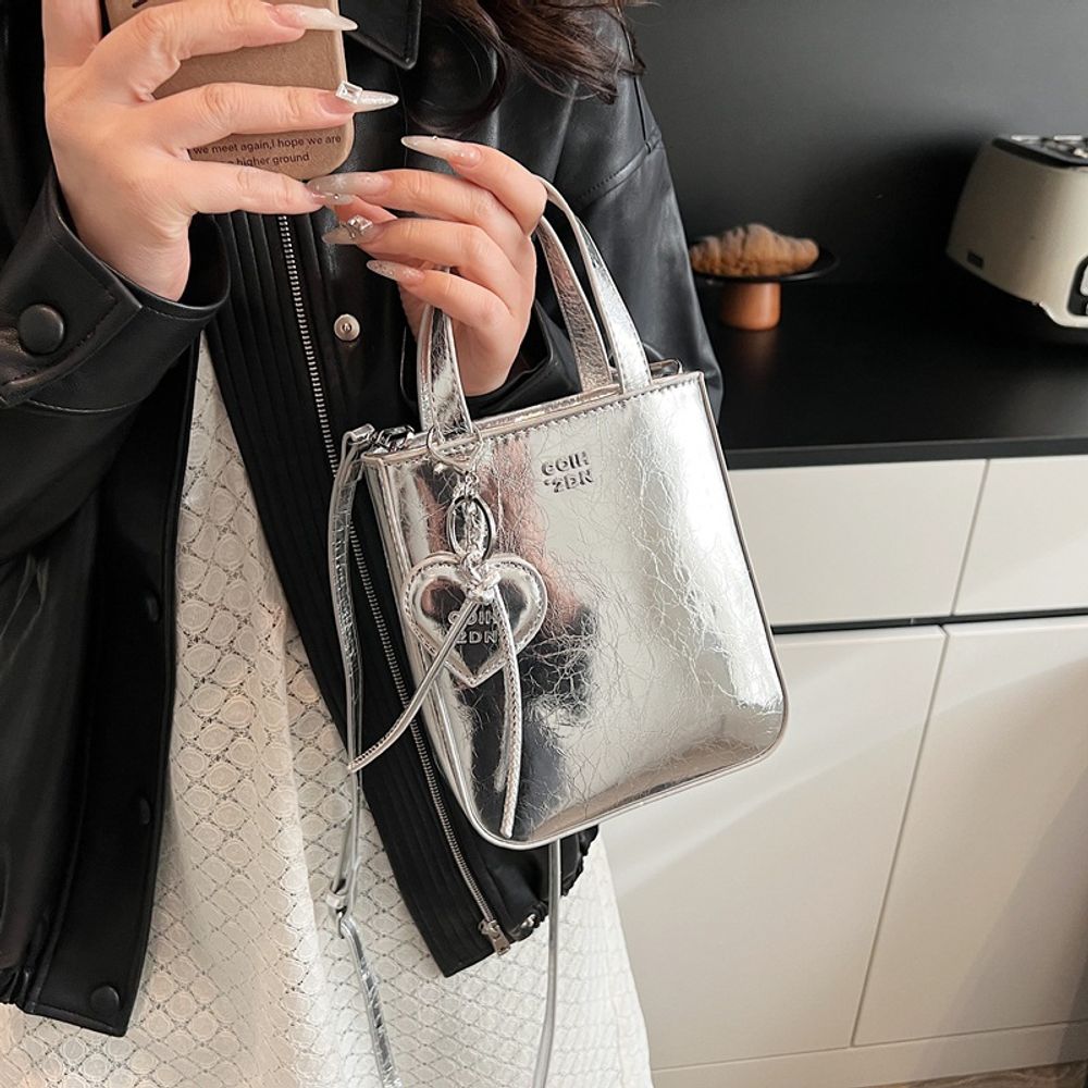 데일리 메탈릭 하트참 미니 크로스백