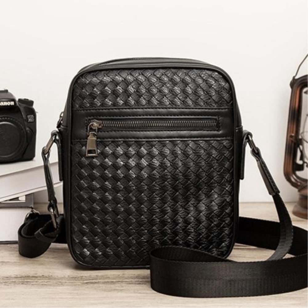 세련된 격자무늬 남성 크로스백