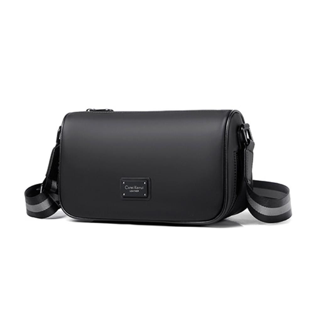 깔끔한 비지니스 남자 크로스백