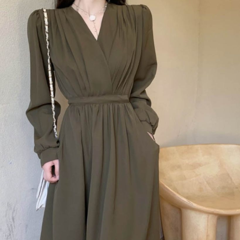 브이넥 데일리 여성스러운 주름 디테일의 우아한 원피스