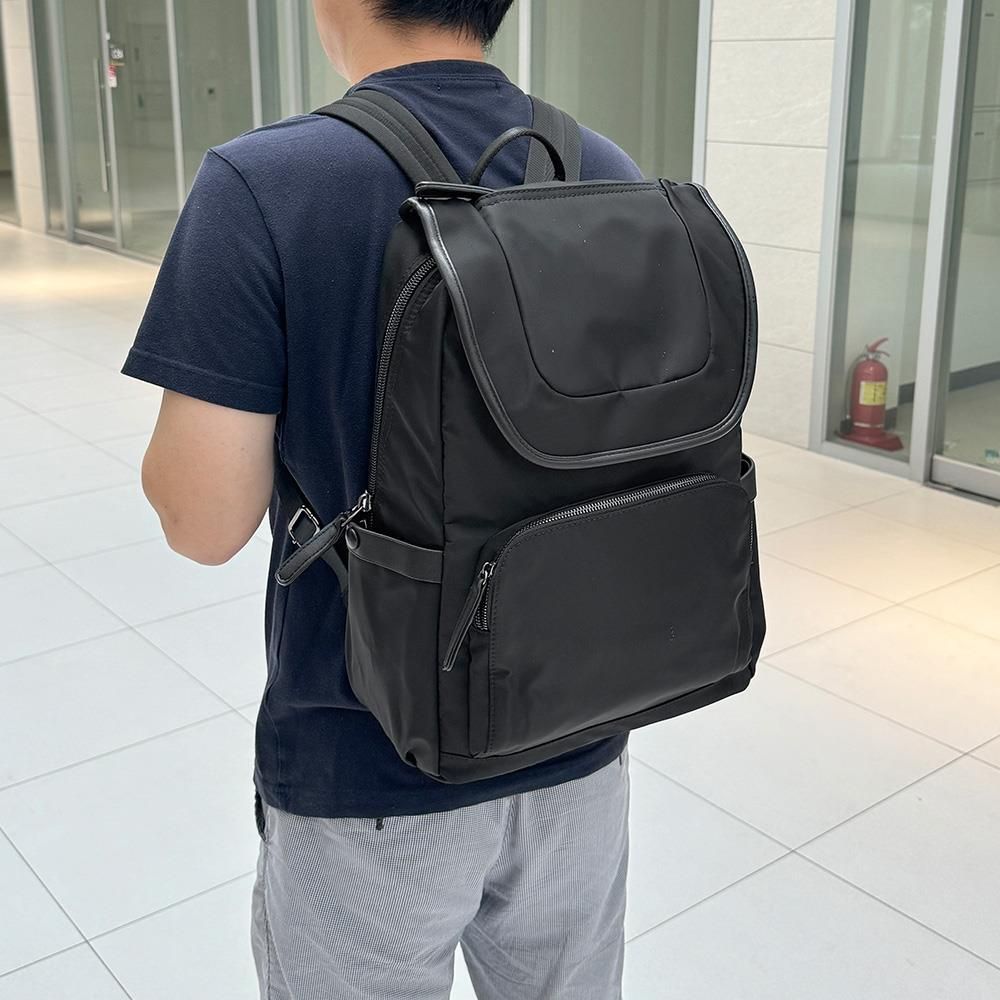 가벼운 나일론 소재 블랙 캐주얼 백팩