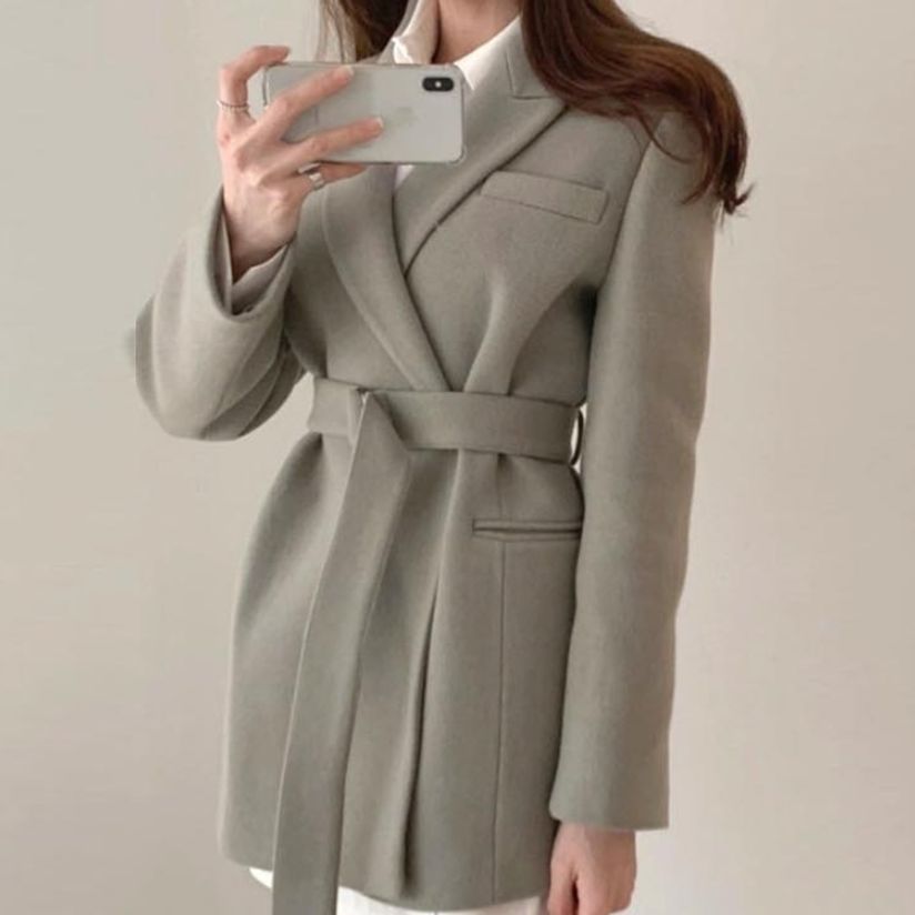벨트 미디 슬림하고 단정한 실루엣을 완성해 주는 여성 코트