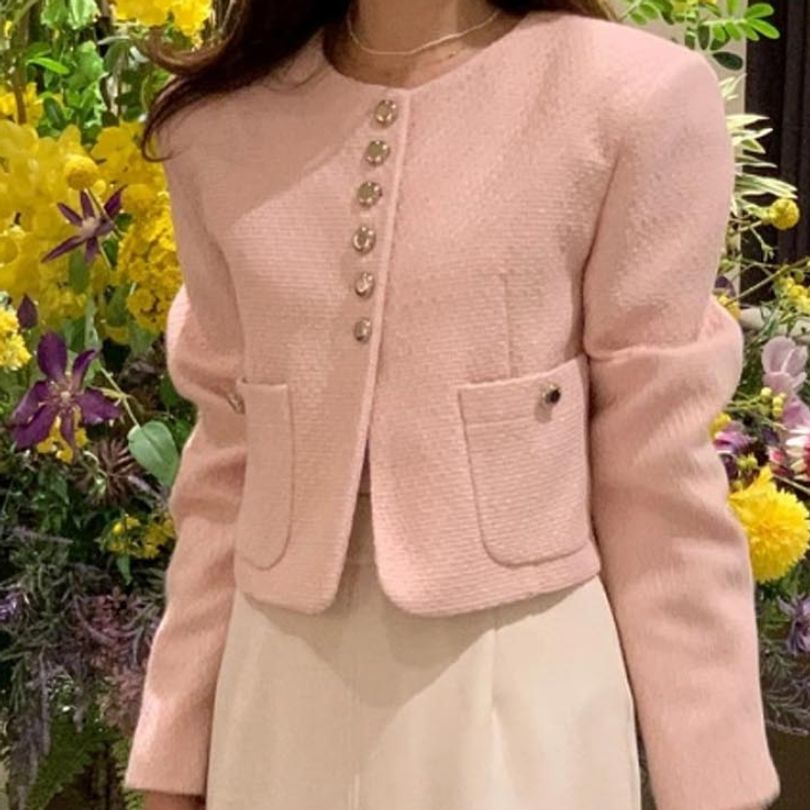 클래식 트위드 광택감 있는 버튼이 포인트인 여성 자켓