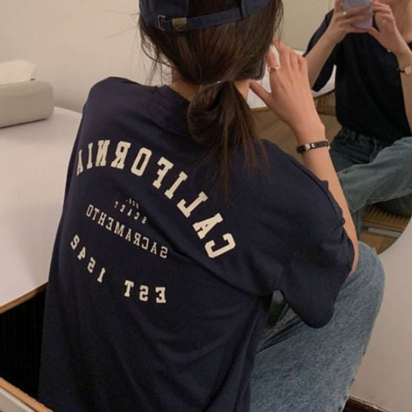 베이직 여유핏 심플한 레터링이 포인트인 여성 반팔티