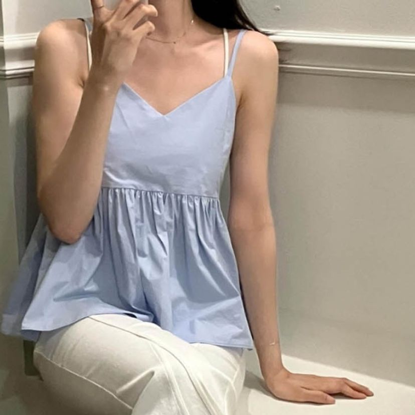 민소매 프릴 자연스럽게 흐르는 실루엣과 여리한 스트랩의 뷔스티에