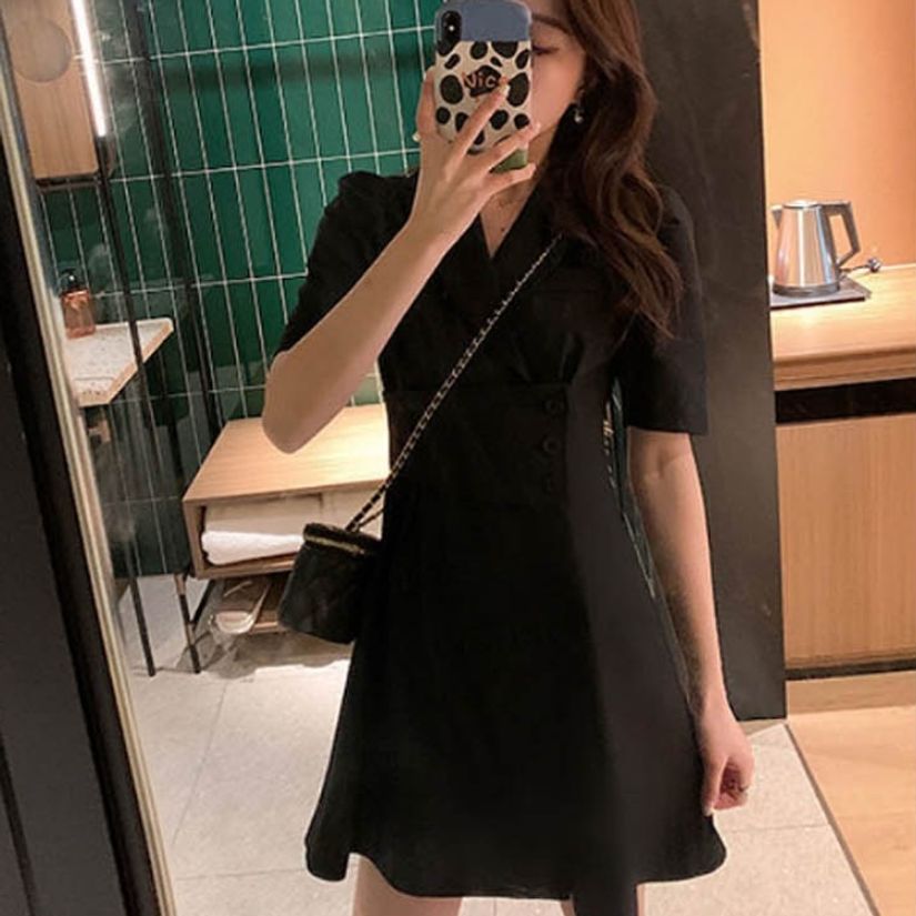 정장 오피스룩 랩 스타일로 허리를 강조해 주는 하객룩