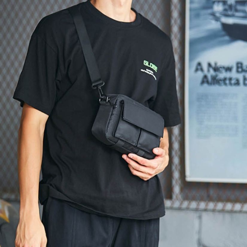 남성가방 스트릿 심플한 컬러 구성으로 캐주얼한 크로스백