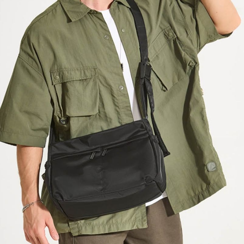 출퇴근 남성백 조절 가능한 어깨끈으로 착용이 편안한 크로스백