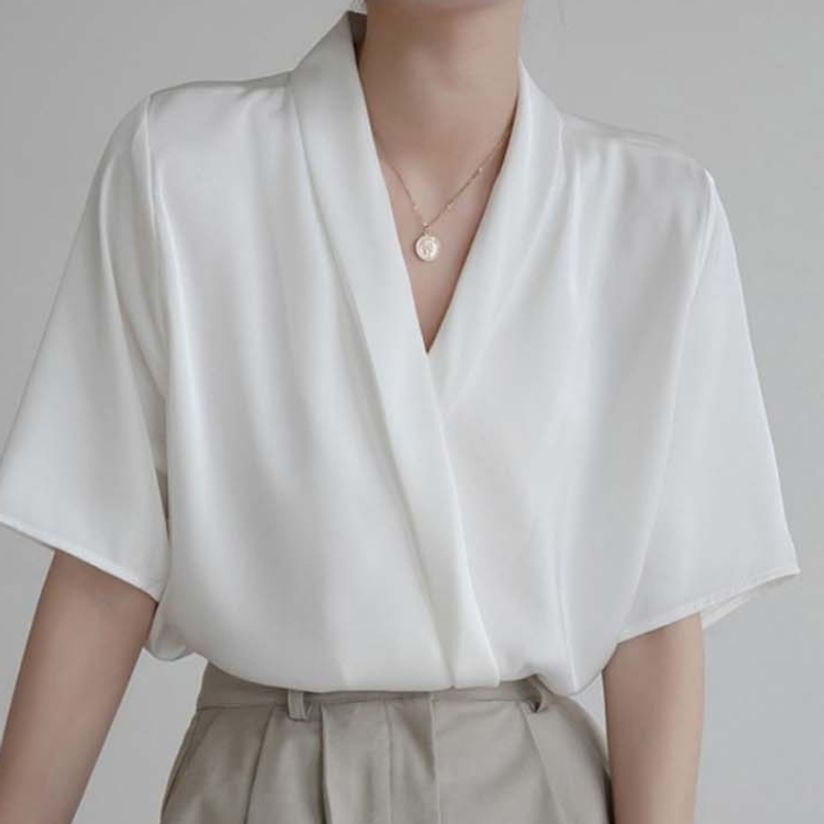 랩스타일 쉬폰 실루엣을 여성스럽게 정돈해 주는 블라우스