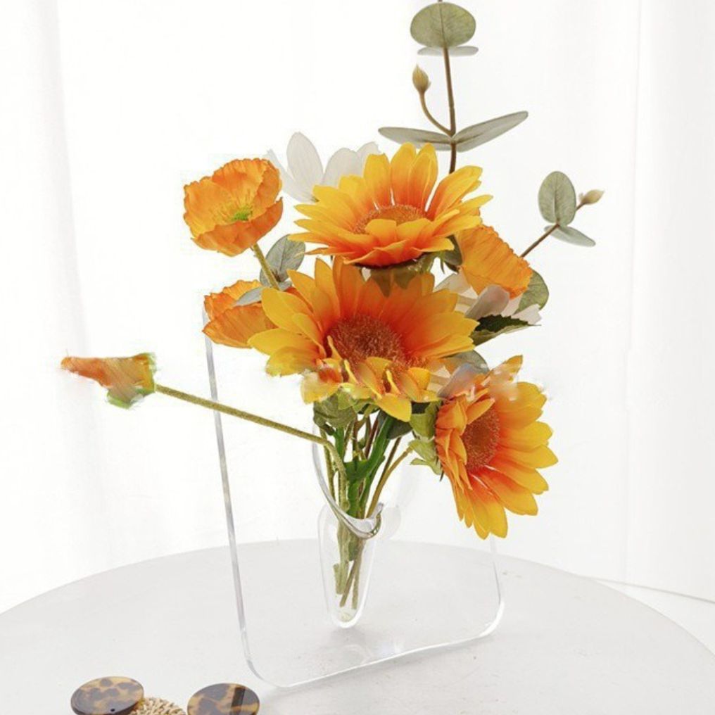 정돈된 공간연출 아크릴 꽃병 인테리어 테이블 장식