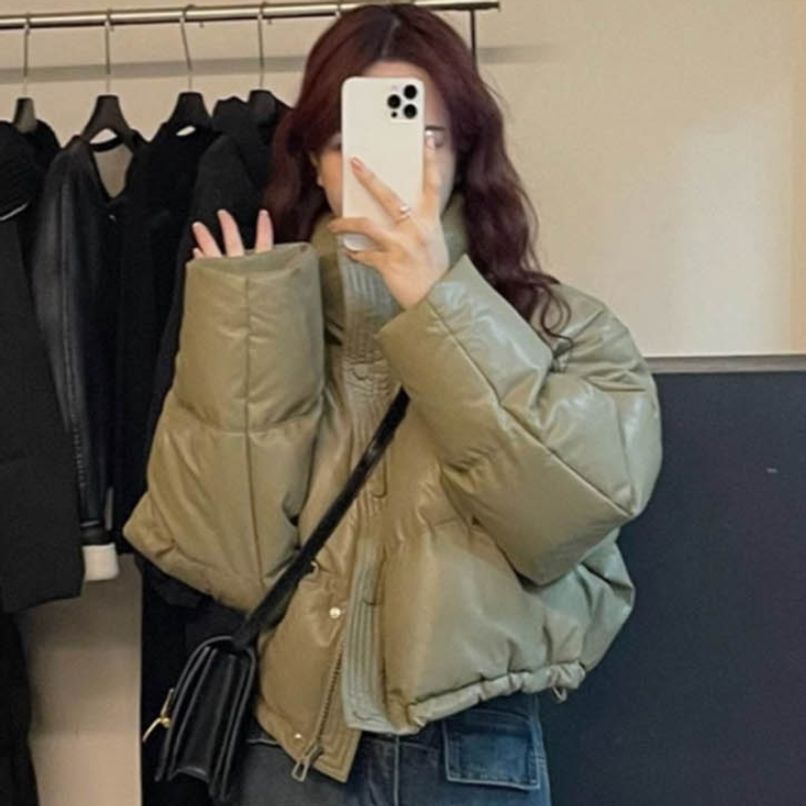 광택 겨울 아우터 스타일과 보온성을 동시에 만족시키는 숏패딩