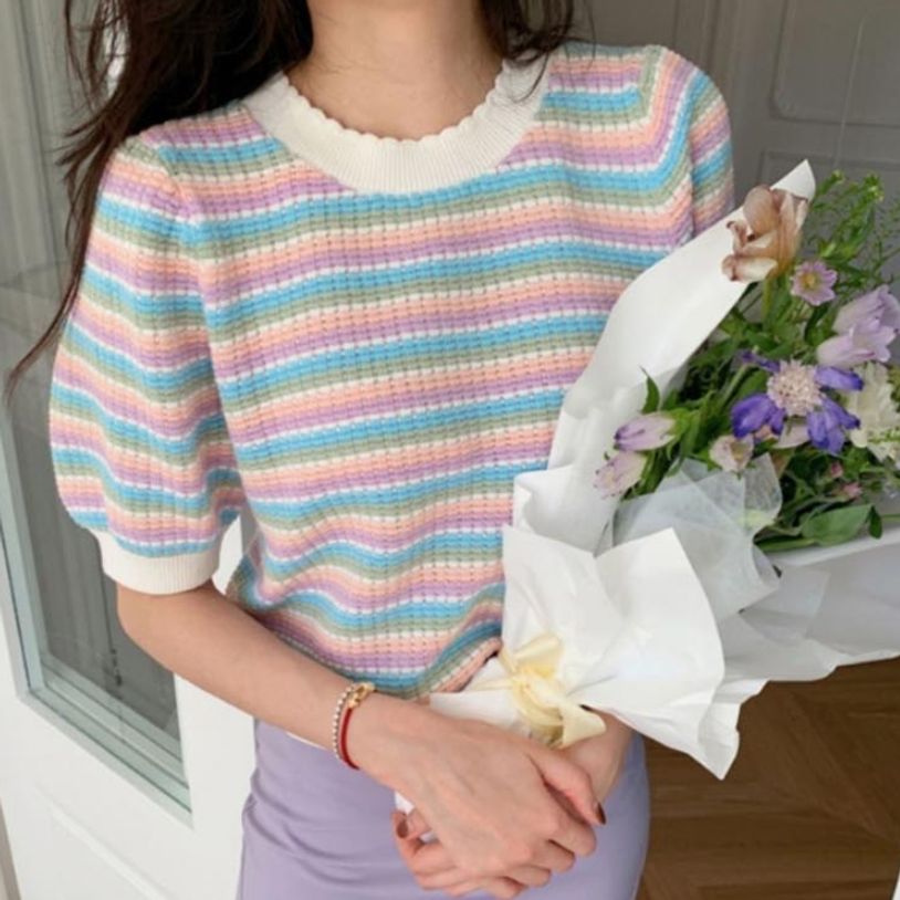 퍼프소매 반팔 스트라이프 패턴으로 산뜻한 분위기의 니트티