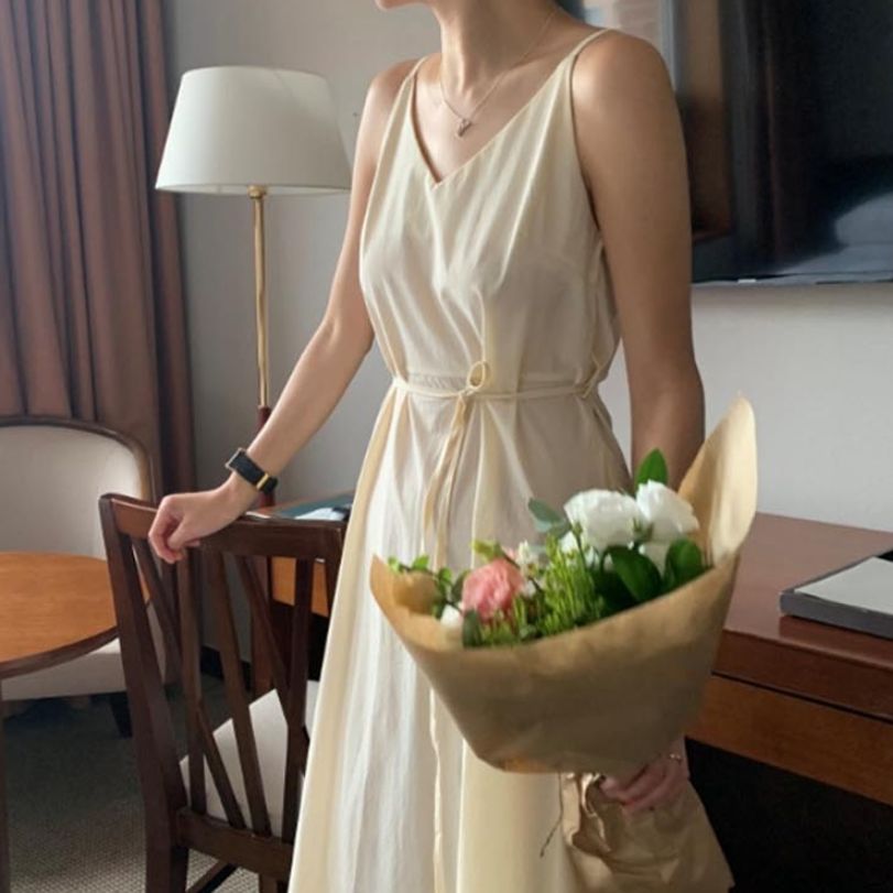 끈나시 브이넥 여성스러운 실루엣을 강조해 주는 롱 원피스