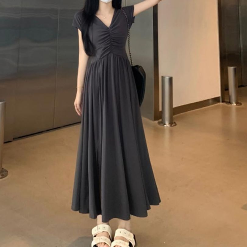 원피스 셔링 체형을 커버해 주는 롱 기장감의 여성 드레스
