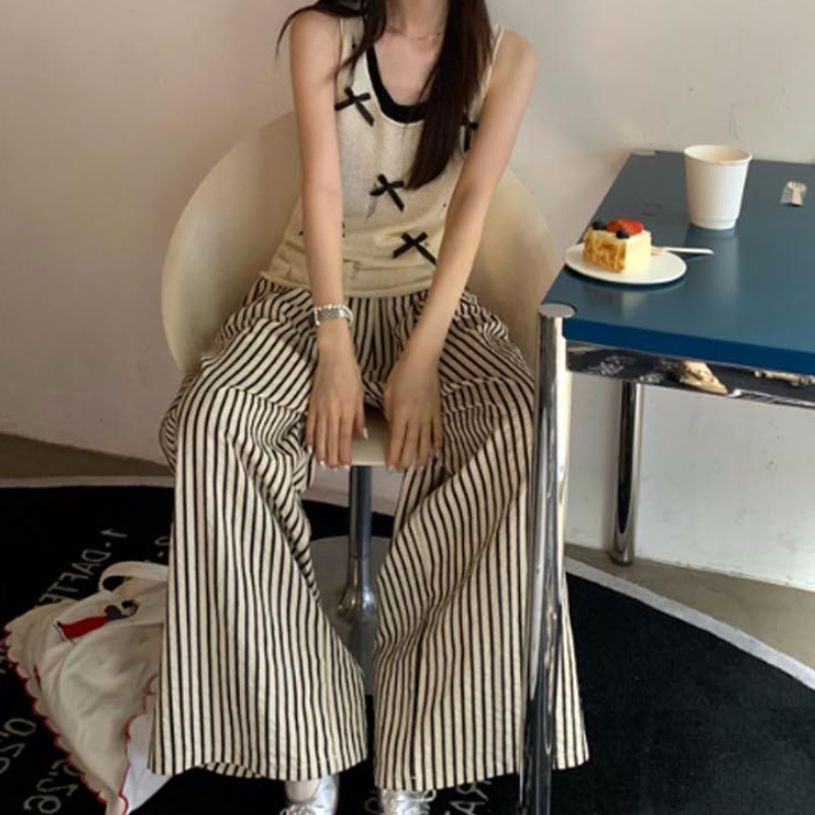 슬림핏 상하복 캐주얼하면서도 감각적인 분위기의 여성 코디